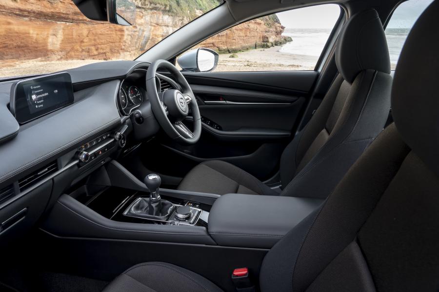 Интерьер Mazda3 Skyactiv-X Sport Sedan (BP) 2019 года  (UK) (фото 19 из 42)